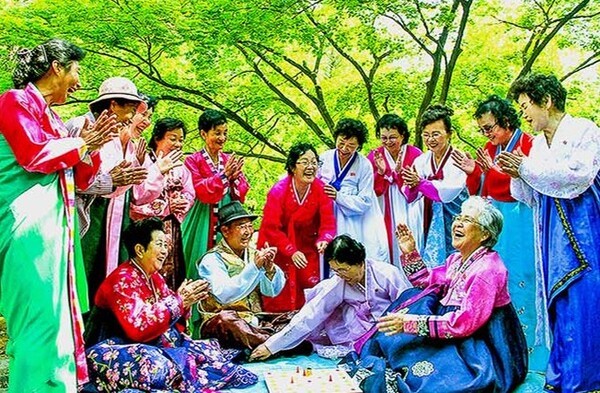 북한 관영매체는 20일 지난해 파라과이서 진행된 유네스코 비물질문화유산보호 19차회의에서 조선옷차림풍습이 인류의 대표적인 비물질문화유산으로 등록됐다고 소개했다. 2025. 11.20/민주조선 