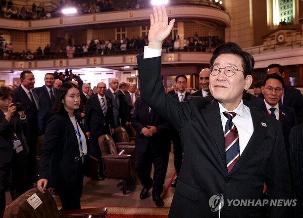 이집트를 공식 방문 중인 이재명 대통령이 20일(현지시간) 카이로대학에서 '함께 여는 빛나는 미래'를 주제로 연설을 마친 후 참석 학생들을 향해 인사하고 있다./연합