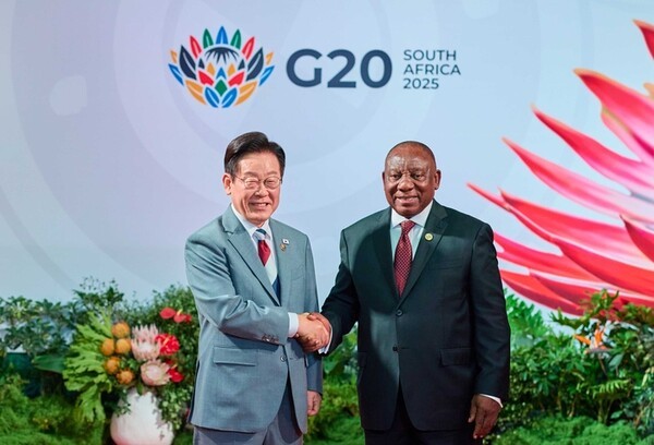 이재명 대통령이 22일(현지시간) 남아프리카공화국에서 열리는 주요 20개국(G20) 정상회의에 도착해 시릴 라마포사 남아공 대통령과 악수하며 인사를 나누고 있다. 2025.11.22 [요하네스버그/매일경제