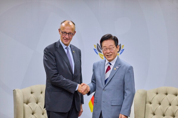 이재명 대통령과 프리드리히 메르츠 독일 총리가 22일(현지시간) 남아프리카공화국 요하네스버그 나스렉 엑스포센터에서 열린 정상회담에서 악수하고 있다. /연합뉴스
