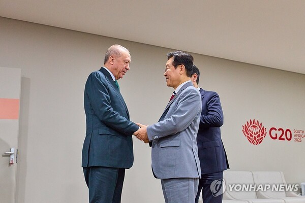 이재명 대통령이 22일(현지시간) 주요 20개국(G20) 정상회의가 열리는 남아프리카공화국 나스렉 엑스포센터에서 열린 한-믹타 정상회동에서 레제프 타이이프 에르도안 튀르키예 대통령과 인사하고 있다./연합