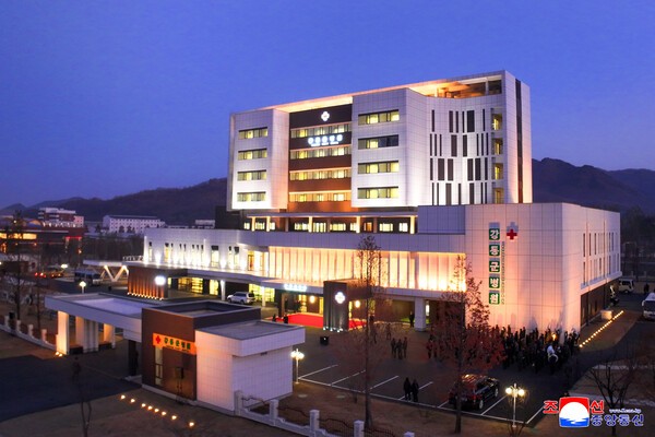 김정은 북한 국무위원장이 지난 19일 진행된 평양시 외곽 강동군병원 준공식에 참석해 기념 연설을 하고 준공 테이프를 끊었다고 조선중앙통신이 20일 보도했다. 2025.11.20 /연합뉴스