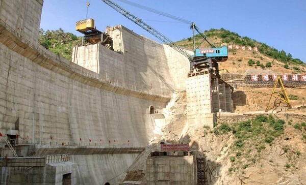 북한 인민군 장영일 소속 부대가 함경남도 단천발전소를 빠르게 건설하고 있다고 노동신문이 23일 1면에 보도했다. 사진은 단천발전소 건설 현장 모습. 2020.6.23/연합뉴스