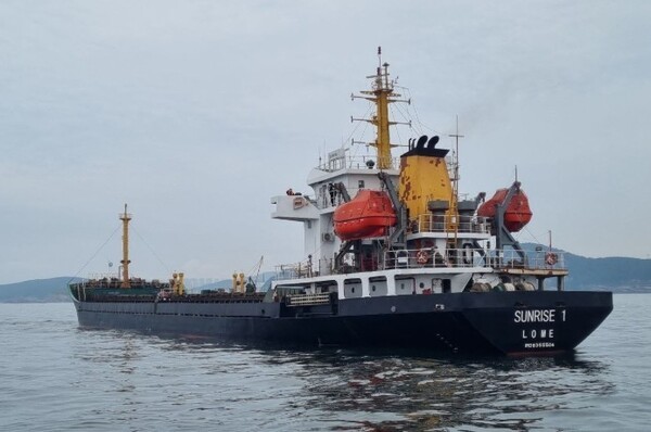 외교부가 10일 유엔 안전보장이사회 대북제재 결의를 위반한 단체 2곳, 개인 2명, 선박 1척을 독자 제재 대상으로 지정한다고 밝혔다. 제재 대상은 홍콩 소재 선박회사인 '샹루이'와 운영자인 쑨정저·쑨펑, 이 회사 소속 무국적 선박인 '선라이즈(Sunrise) 1호', 그리고 화주인 러시아 소재 회사인 '콘술 데베'(LLC CONSUL DV)다. 사진은 독자제재 대상으로 지정될 예정인 선라이즈 1호. 2025.4.10 /연합뉴스