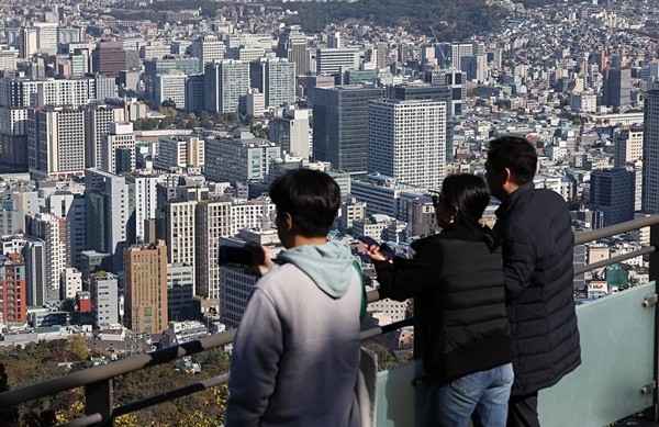 정부가 10·15 부동산 대책 발표 당시 9월 통계를 의도적으로 배제했다는 의혹을 두고 여야가 공방을 벌이고 있다. 야당은 ​​​​​​