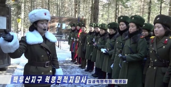 북한이 본격적인 백두산 답사 시즌에 돌입하며 당·군·청년 조직 등 각계 단체를 백두산 혁명전적지로 줄지어 파견하는 가운데 칠골혁명학원 학생들이 백두산 전적지를 찾았다고 조선중앙TV가 25일 보도했다. 2025.11.25/조선중앙TV 연합뉴스